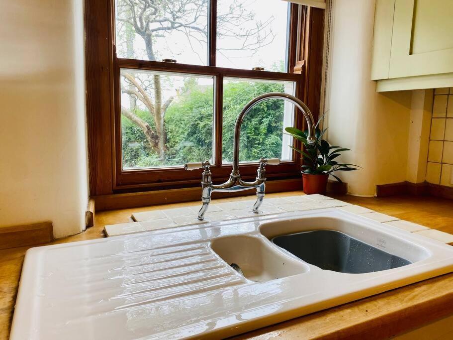 Cotswold Home Over 4 Floors - Perfect For Families Friends Contractors Чипинг Нортън Екстериор снимка