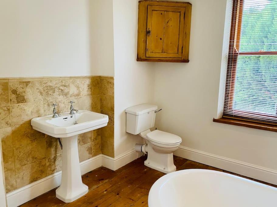 Cotswold Home Over 4 Floors - Perfect For Families Friends Contractors Чипинг Нортън Екстериор снимка