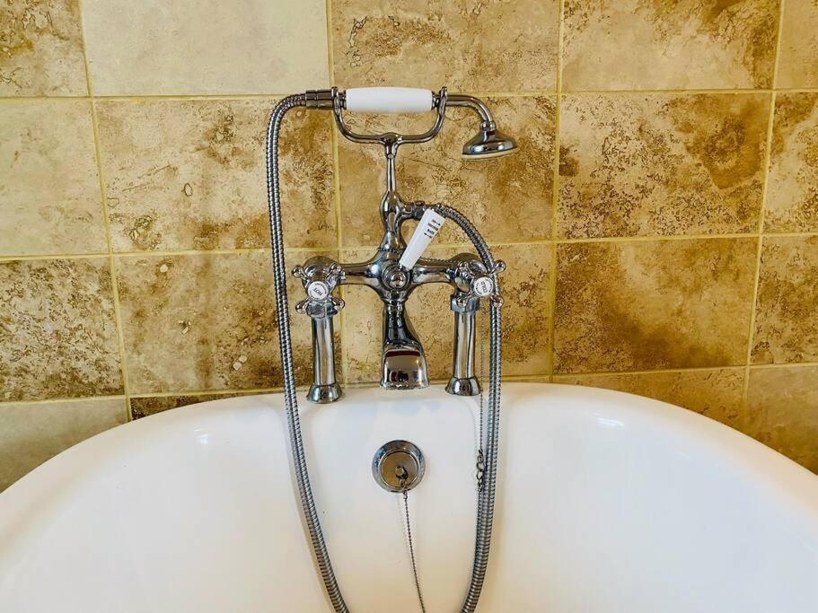 Cotswold Home Over 4 Floors - Perfect For Families Friends Contractors Чипинг Нортън Екстериор снимка