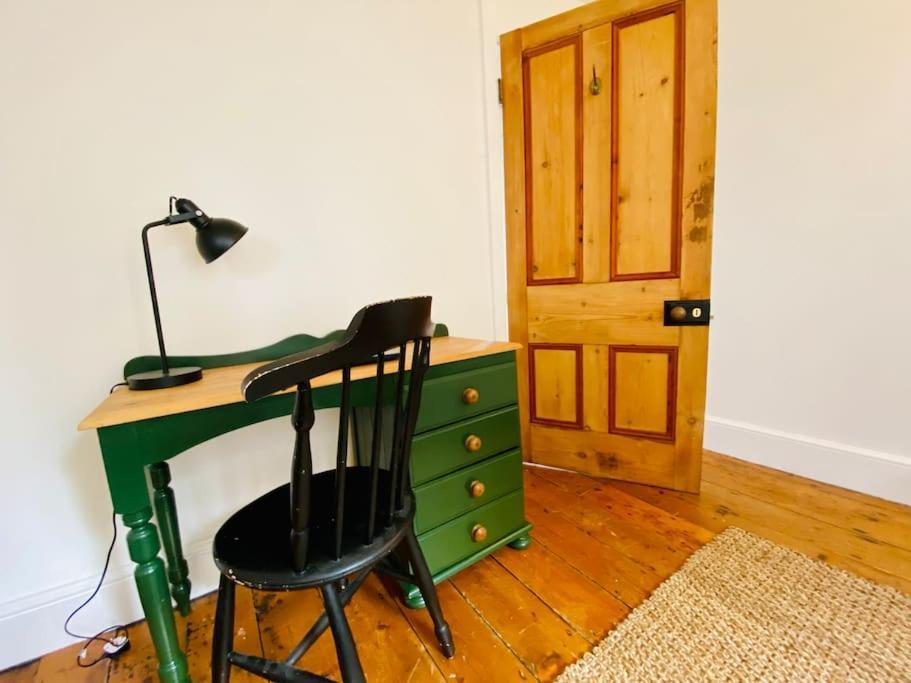 Cotswold Home Over 4 Floors - Perfect For Families Friends Contractors Чипинг Нортън Екстериор снимка