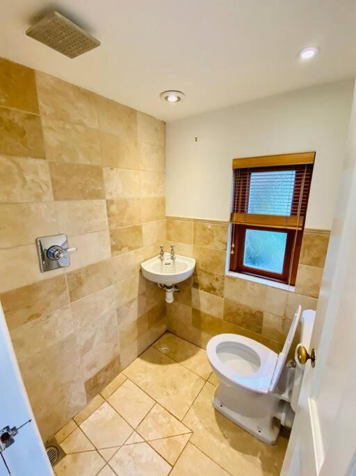Cotswold Home Over 4 Floors - Perfect For Families Friends Contractors Чипинг Нортън Екстериор снимка